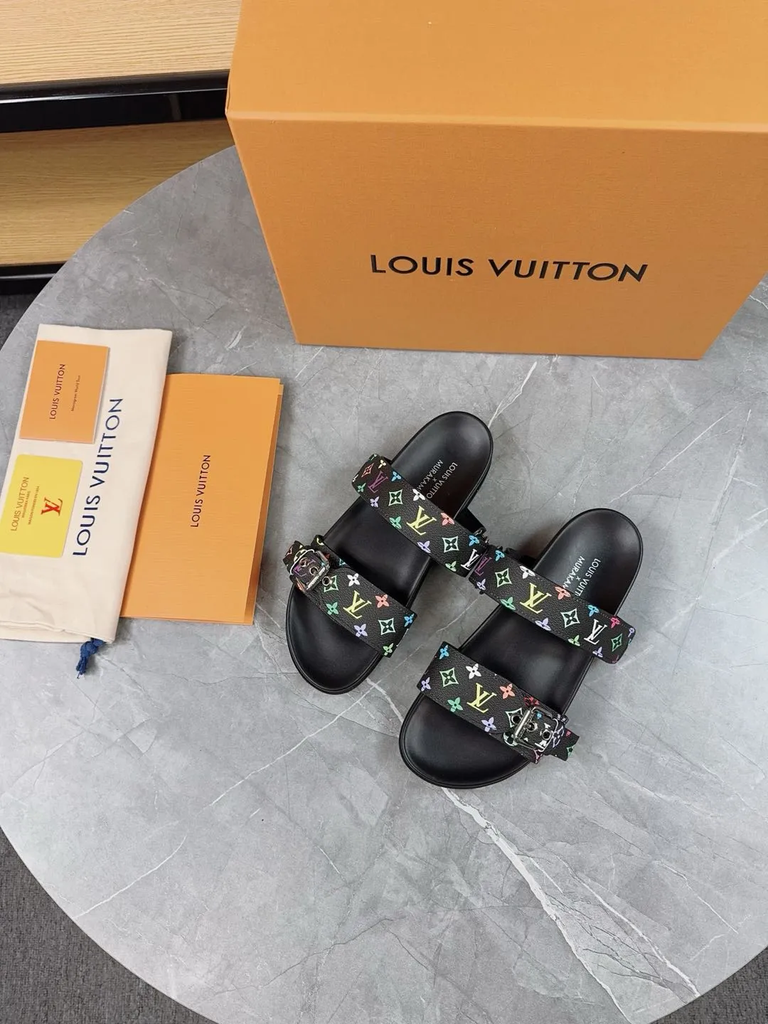 👟👟Ex-factory price 400👟👟 New slippers for spring and summer🌟The belt buckle is adjustable and elastic, full of beach style, original molded LV metal logo decoration, fashionable and beautiful, super versatile🤳🏻upper cowhide/customized imported jacquard fabric/original old-fashioned leather material, water-dyed sheepskin lining (water platform + wear-resistant velvet + rubber sole) three-layer combination outsole 🔶Size: Female 35-43 Male: 38-46